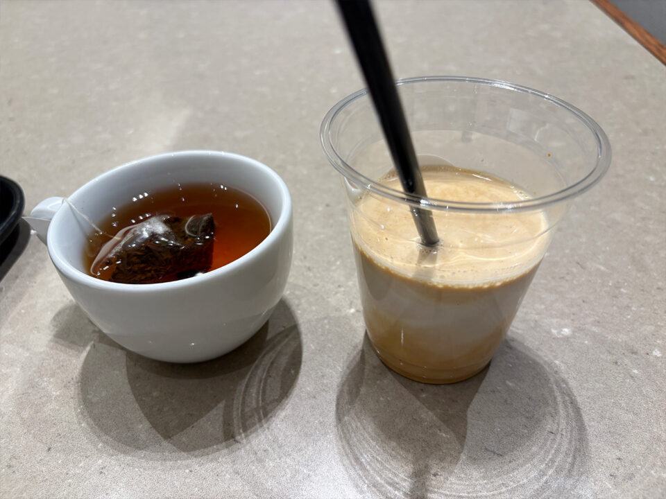 紅茶(左)とアイスカフェラテ(右)