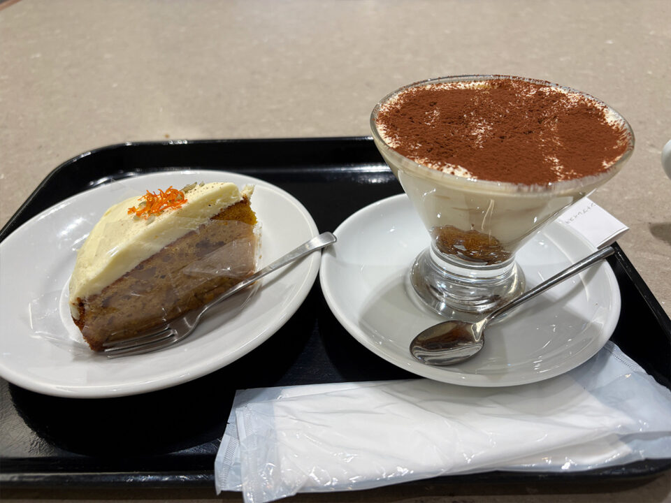 キャロットケーキ(左)とティラミス(右)