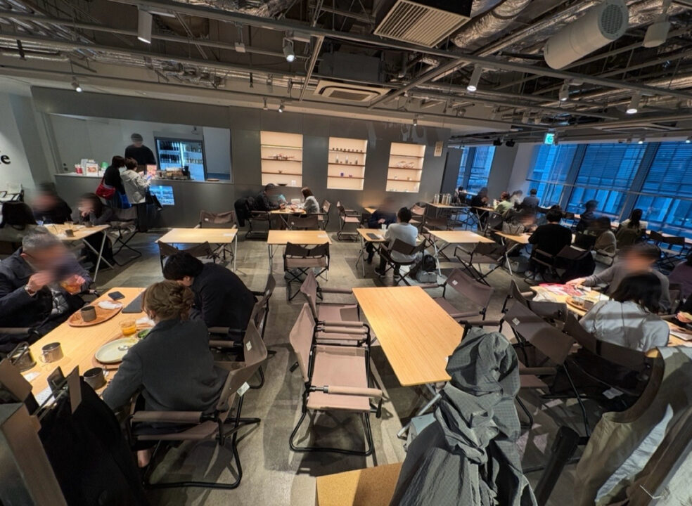 東京駅　カフェ　snow peak cafe（スノーピークカフェ）　店内の雰囲気