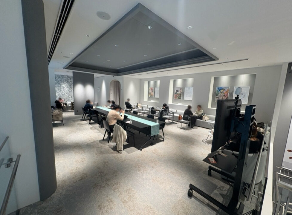 東京駅　カフェ　imperfect MARUNOUCHI ROASTERY（インパーフェクト マルノウチ ロースタリー）　店内の雰囲気