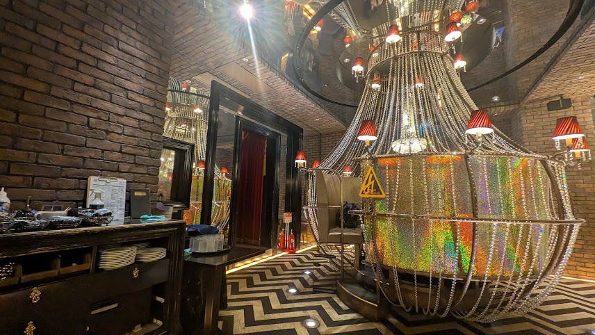 池袋 夜カフェ 古城の国のアリス 店内の雰囲気