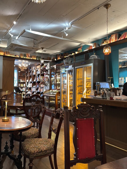 神保町 カフェ PASSAGE bis! BOOKS & CAFE(パサージュ ビス ブックス アンド カフェ) 店内の雰囲気