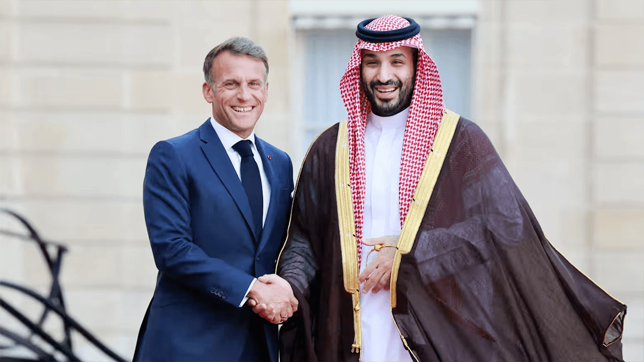 フランスのマクロン大統領とサウジアラビアのムハンマド・ビン・サルマン皇太子