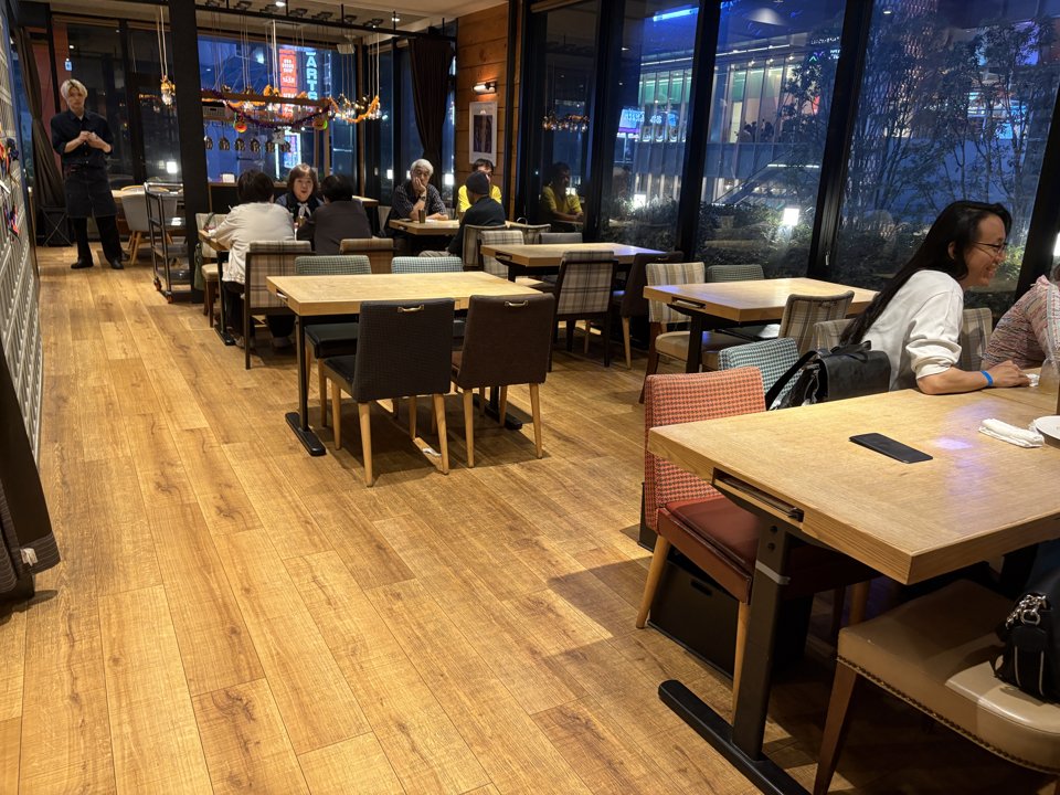 新大久保 カフェ common cafe 新宿東口店 店内の雰囲気 2