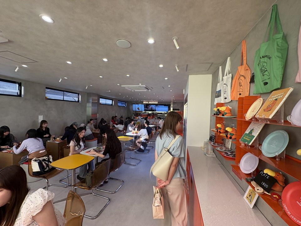 新大久保　カフェ　SEOUL ANGMUSAE 新大久保本店（ソウルエンムセ）　店内の雰囲気