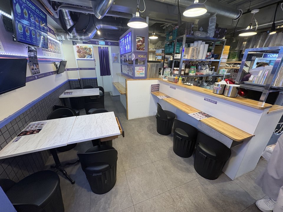 新大久保　カフェ　YOBLE（ヨブル）新大久保店　店内の雰囲気